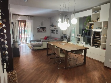 Foto Appartamento a Carrara Avenza di 130 m² con 5 locali in vendita