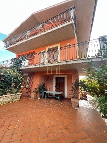 Foto Villa a schiera a Lanciano Centro di 300 m² con 8 locali in vendita