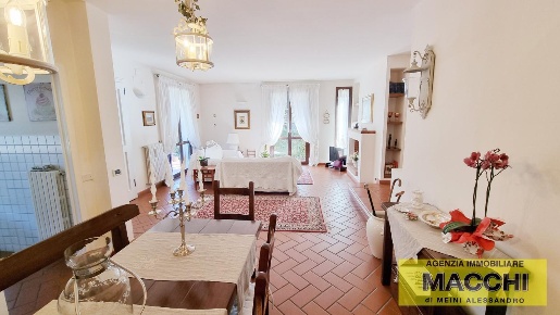 Foto Villa bifamiliare a Ponsacco di 260 m² con 9 locali in vendita