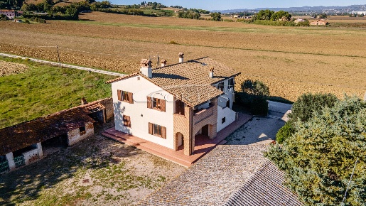 Foto Casale a Torgiano di 212 m² con 7 locali in vendita