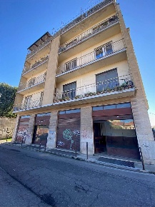 Foto Negozio a Vigevano di 263 m² con 3 locali in vendita