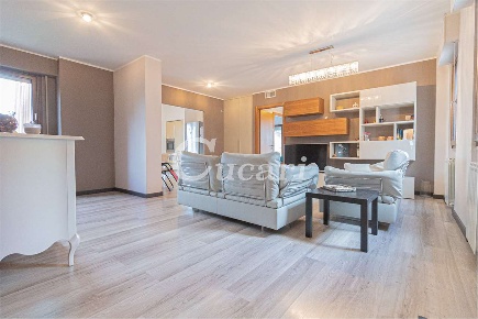 Foto Appartamento in Via Gravina di Puglia, Roma Torre Gaia di 130 m²