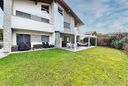 Foto Appartamento a Capiago Intimiano di 160 m² con 4 locali in vendita
