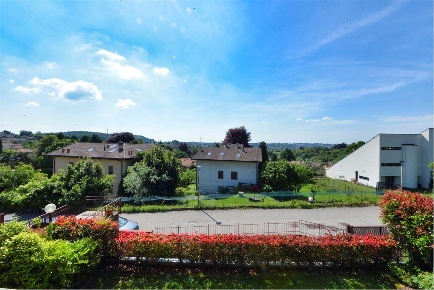 Foto Appartamento a Capiago Intimiano di 130 m² con 4 locali in vendita