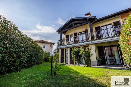 Foto Villa bifamiliare in Via Monteggia 47, Besozzo Centro di 140 m²