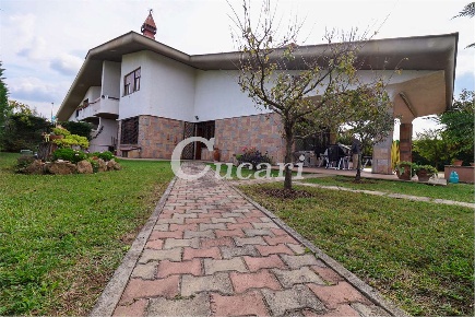 Foto Villa unifamiliare in viale tevere, Ardea di 305 m² con 12 locali