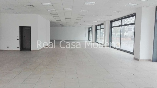 Foto Negozio in Via quattropassi, Formigine Centro di 380 m² con 1 locali