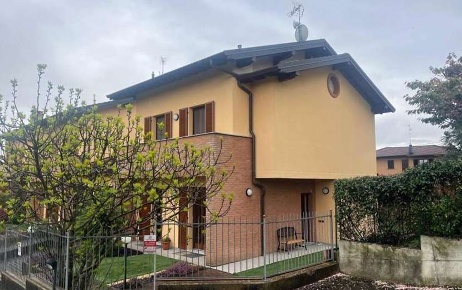 Foto Villa a schiera in Via Manzoni 14/b, Albiolo di 214 m² con 5 locali