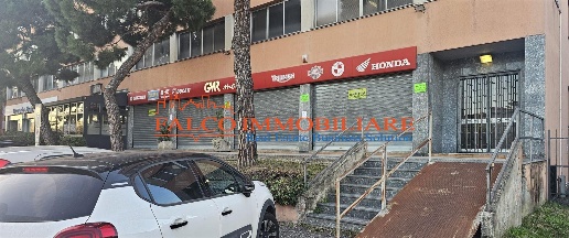 Foto Negozio in Via Cristoforo Colombo, Trezzano sul Naviglio di 420 m²