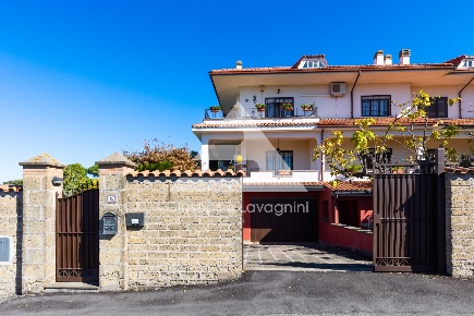 Foto Villa unifamiliare in via Oleandri 19, Ariccia Centro di 275 m²