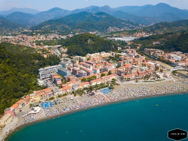 Foto Appartamento a Sestri Levante di 90 m² con 6 locali in vendita