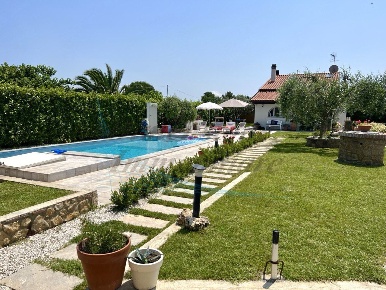 Foto Villa unifamiliare in Piazza dei Mille 20, Cecina di 180 m² in vendita