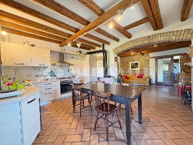 Foto Villa unifamiliare a Teglio Veneto Centro di 266 m² con 9 locali