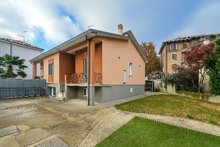 Foto Villa unifamiliare in Via ugo bassi 13, Abbiategrasso di 130 m²