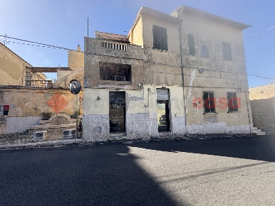 Foto Negozio in Via PORTA ROMANA 46, Terracina di 35 m² con 2 locali