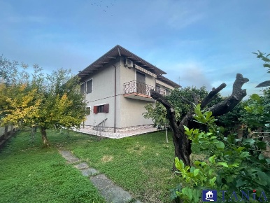 Foto Casa indipendente in via Brigate Partigiane, Carrara di 180 m²
