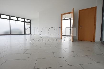 Foto Locale commerciale in Via Buccia, Limena di 90 m² con 2 locali