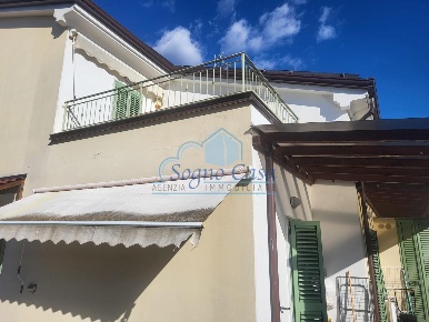 Foto Villa bifamiliare a Luni Casano Dogana Isola di 270 m² con 8 locali