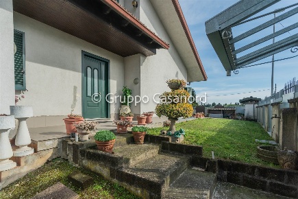Foto Villa unifamiliare in Via Volta  2, Carugate di 272 m² con 7 locali