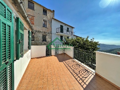 Foto Villa singola in Imperia, Lucinasco Oneglia di 150 m² con 8 locali
