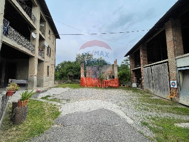Foto Rustico in via enrico fermi, Casnate con Bernate Centro di 340 m²