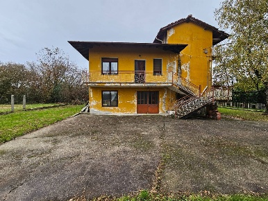 Foto Rustico in via Gramsci, Oleggio Centro di 111 m² con 4 locali