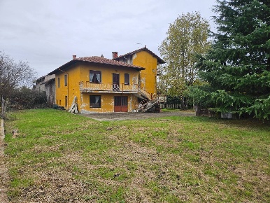 Foto Rustico in via Gramsci, Oleggio Centro di 218 m² con 4 locali