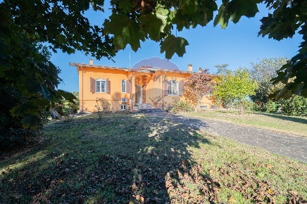 Foto Villa singola in VIA NODARE, Dosolo Centro di 330 m² con 7 locali