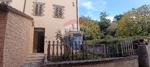 Foto Casa indipendente in Frazione Roveto, Gualdo Tadino di 129 m²