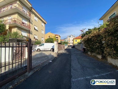 Foto Box in Via Dante, Loano Centro di 55 m² con 1 locali in vendita