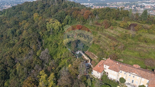 Foto Rustico in via Madonna del Bosco, Bergamo Centro di 307 m² in vendita
