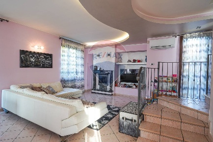Foto Villa bifamiliare in Via Del Cimitero, Suisio di 190 m² con 4 locali