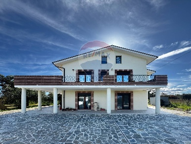 Foto Villa singola in Contrada Bavi, Ortona di 397 m² con 16 locali