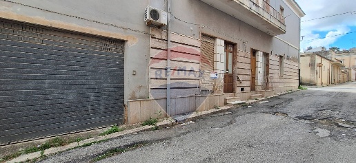 Foto Casa indipendente in via Bellini, Rosolini di 321 m² con 12 locali