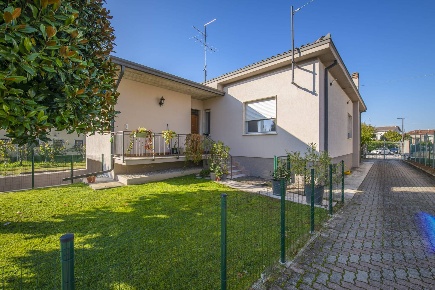 Foto Casa indipendente in Via Verona, Vigasio Centro di 170 m² con 6 locali