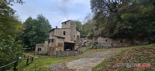 Foto Villa unifamiliare a San Gimignano di 350 m² con 12 locali in vendita