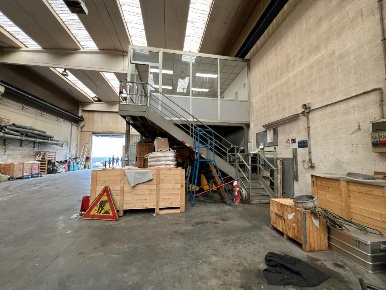 Foto Capannone industriale a La Loggia Centro di 701 m² con 2 locali