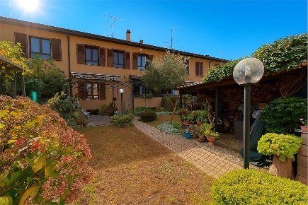 Foto Villa a schiera in Via G. di Vittorio 7, Malnate Centro di 206 m²