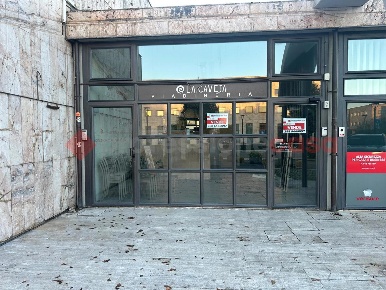 Foto Negozio in DON LUIGI STURZO, Arezzo Pescaiola di 104 m² con 1 locali