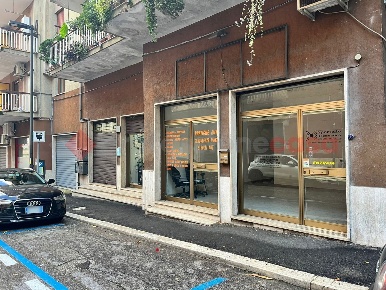 Foto Negozio in Via Varrone 55, Cassino Centro di 40 m² con 1 locali