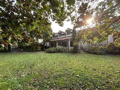 Foto Casa indipendente a Maleo Centro di 400 m² con 7 locali in vendita