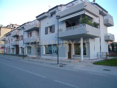 Foto Locale commerciale in Via Umberto I 53, Bovolone Centro di 336 m²