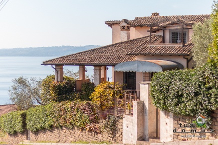 Foto Villa bifamiliare a Trevignano Romano di 315 m² con 9 locali