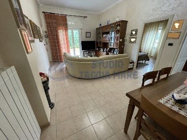 Foto Appartamento in Via Stazione, Taggia Centro di 88 m² con 4 locali