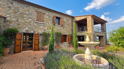 Foto Casale a Allerona di 606 m² con 11 locali in vendita