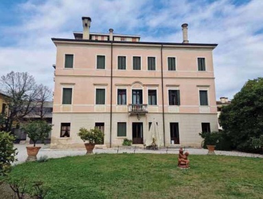 Foto Villa unifamiliare in Corso Giuseppe Mazzini, Montebelluna Centro