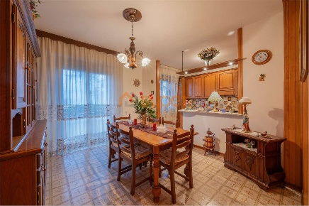 Foto Appartamento in Via Assisi, Torgiano Centro di 140 m² con 4 locali