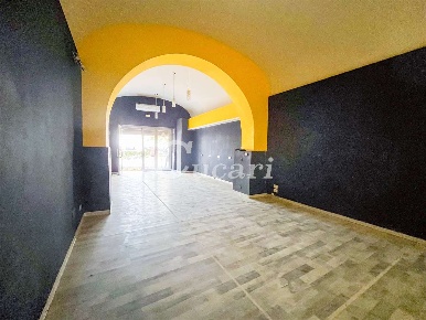 Foto Negozio in viale emilia romagna, Genzano di Roma Centro di 50 m²