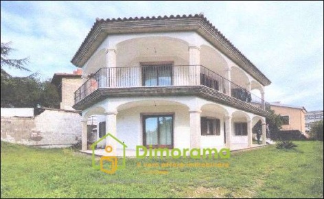 Foto Appartamento in Viale Aldo Moro 07020 Monti SS Italia, Monti di 616 m²