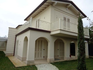 Foto Villa unifamiliare a Forte dei Marmi di 200 m² con 7 locali in affitto